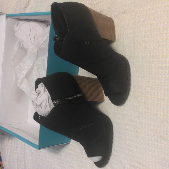 NEW Maurices Black Peep Toe Heels Size 11 - Picture 4 of 6